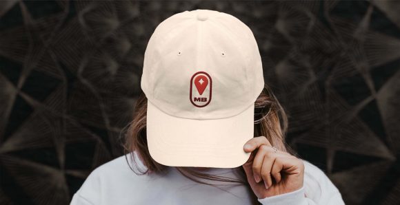 Insigne Rdd MB sur une casquette de baseball blanche.