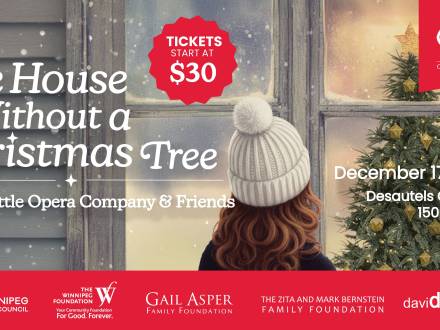 Une personne portant un bonnet d'hiver regarde un sapin de Noël à travers une fenêtre enneigée pour la promotion d'un opéra de vacances.