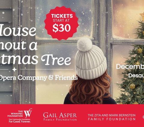 Une personne portant un bonnet d'hiver regarde un sapin de Noël à travers une fenêtre enneigée pour la promotion d'un opéra de vacances.