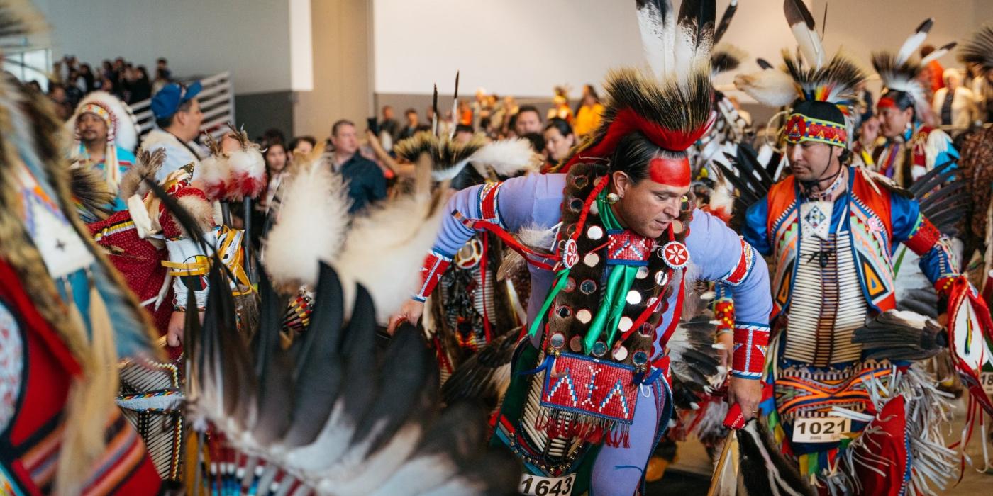 Danseurs de pow-wow se rassemblant pour une danse traditionnelle.