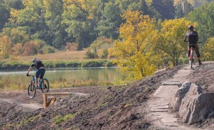 Zwei Radfahrer genießen die Back Forty Radwege in Neepawa.