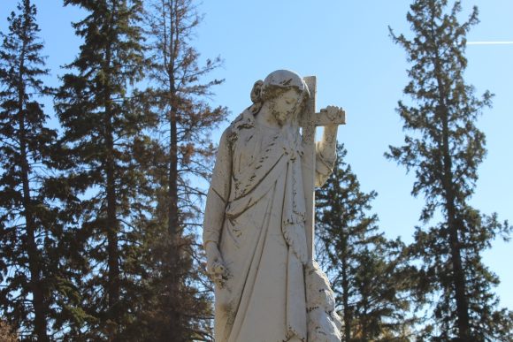 Steinerne Engelsstatue auf dem Friedhof in Neepawa