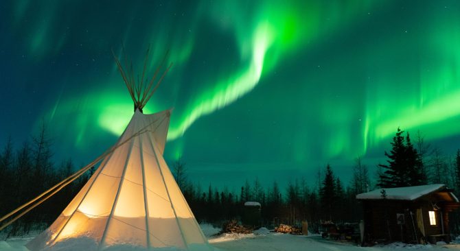 Tipi bajo la aurora boreal en Churchill.