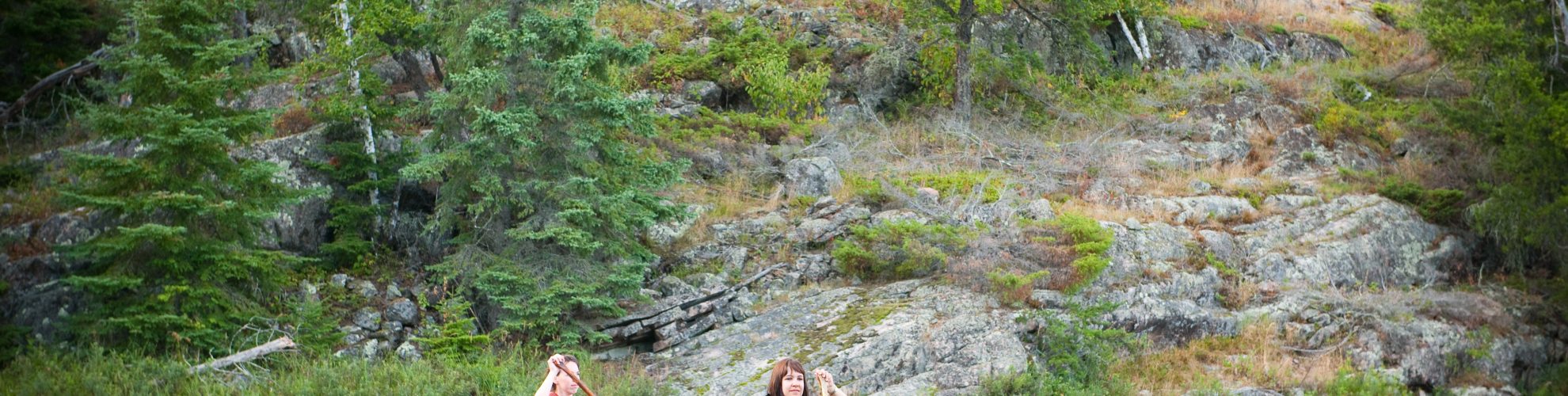 Dos personas remando en una canoa en el Whiteshell