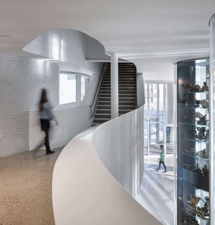 Interior de Qaumajuq, el Centro de Arte Inuit de la Galería de Arte de Winnipeg, tomado desde el nivel superior.