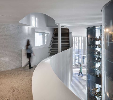 Interior de Qaumajuq, el Centro de Arte Inuit de la Galería de Arte de Winnipeg, tomado desde el nivel superior.