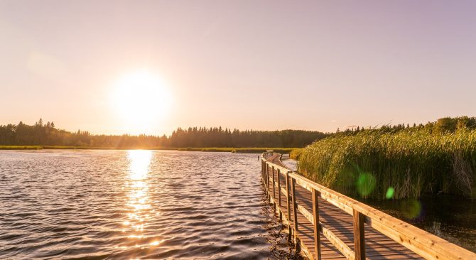 Sonnenuntergang auf der Uferpromenade am Ominik Marsh Trail in Manitoba, Kanada