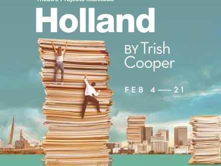 Deux personnes grimpent sur des piles de papier géantes avec l'horizon de la ville derrière elles, pour promouvoir la pièce de théâtre "Holland" de Trish Cooper.