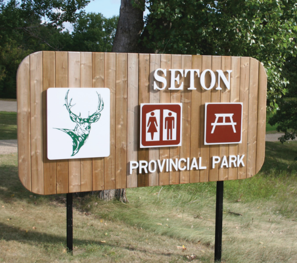 Ein Autobahnschild, das auf einen Rast- und Picknickplatz im Seaton Provincial Park entlang des Trans Canada Highway hinweist
