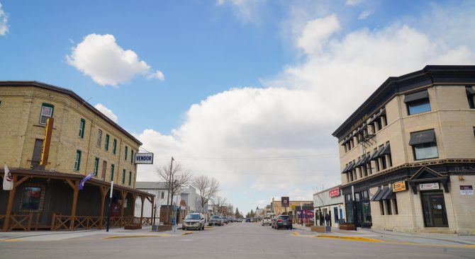 El viejo centro de Selkirk, mirando hacia la calle con viejos edificios alineados en las aceras.