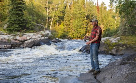 Inolvidable experiencia de pesca en el Shining Falls Lodge de Manitoba, rodeado de naturaleza virgen y abundantes capturas.