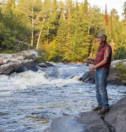 Hindi malilimutang karanasan sa pangingisda sa Shining Falls Lodge sa Manitoba, na napapalibutan ng malinis na kagubatan at masaganang mga huli.