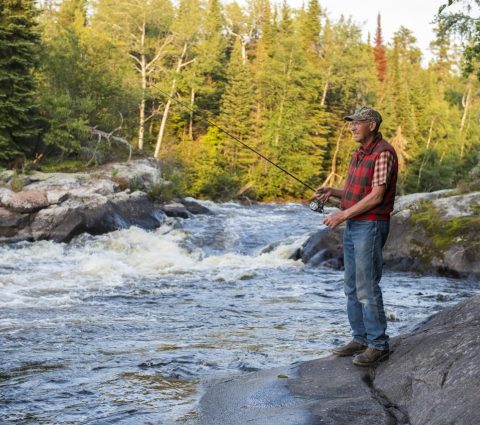 Inolvidable experiencia de pesca en el Shining Falls Lodge de Manitoba, rodeado de naturaleza virgen y abundantes capturas.