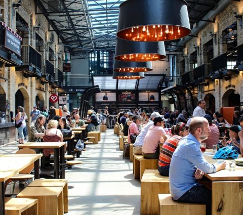 Les clients qui dînent au restaurant « The Forks »