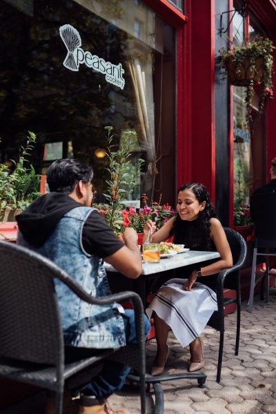 Dalawang tao na kumakain sa isang patio sa Exchange District sa Winnipeg