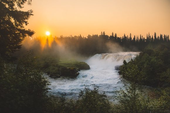 Paglubog ng araw sa ibabaw ng Pisew Falls malapit sa Thompson Manitoba.