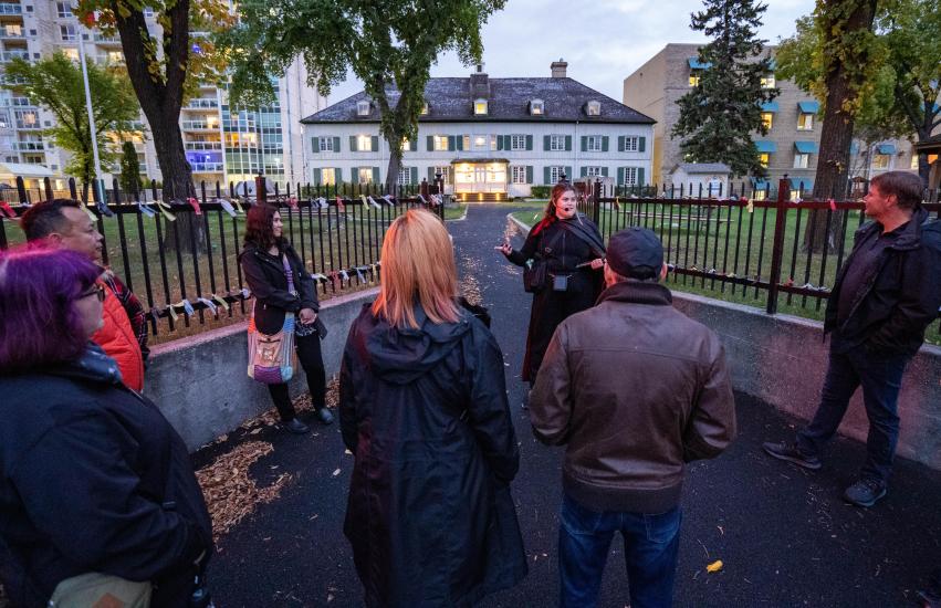 Le musée Saint-Boniface en arrière-plan lors d'une visite guidée au crépuscule.