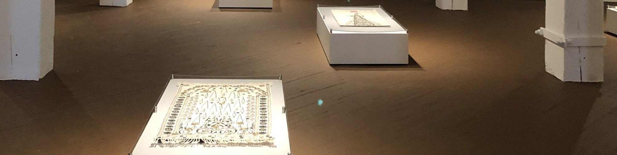 Arte expuesto en un antiguo almacén de la Galería Urban Shaman