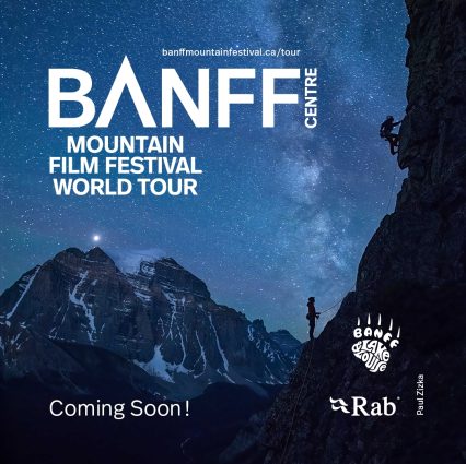 Ang mga umaakyat sa bundok sa gabi sa ilalim ng langit na puno ng bituin sa isang promo para sa Banff Mountain Film Festival World Tour.