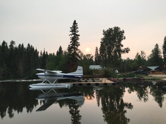 Lumutang ng eroplano sa isang pantalan sa paglubog ng araw