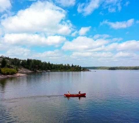 Canoë glissant sur le lac Caddy