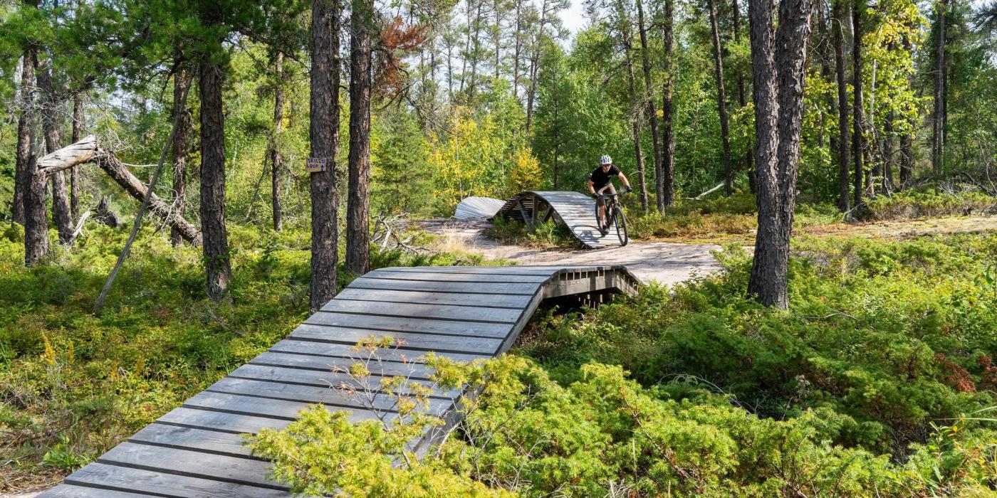 Mga siklistang nagbibisikleta sa Whiteshell malapit sa Caddy Lake sa mountain biking trail ng Blue Highway