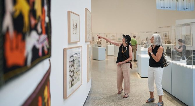 Les visiteurs découvrant les expositions de la Winnipeg Art Gallery-Qaumajuq