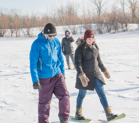 Des randonneurs en raquettes à FortWhyte Alive