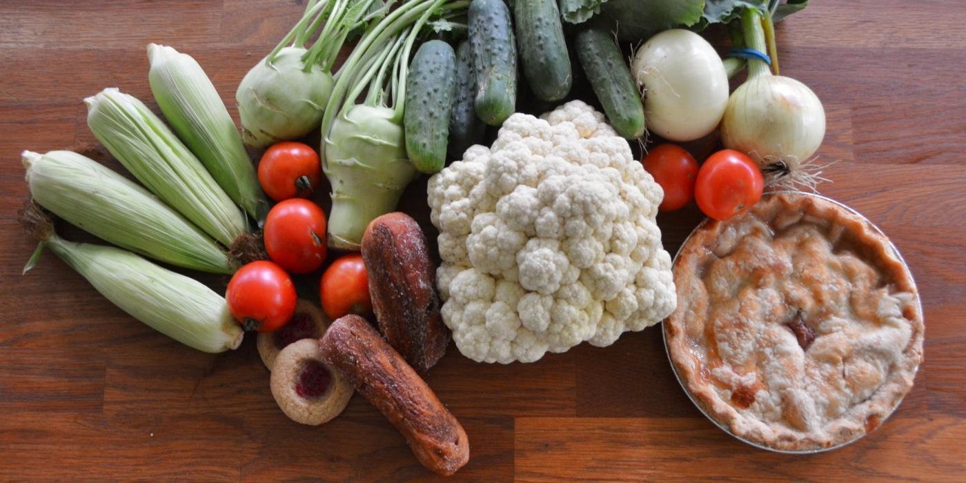 Tisch voller Gemüse vom Arnes Farmers Market