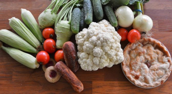 Tisch voller Gemüse vom Arnes Farmers Market