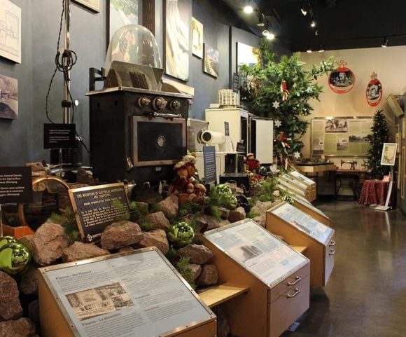 Image de l'intérieur du musée de l'électricité avec des décorations de vacances.