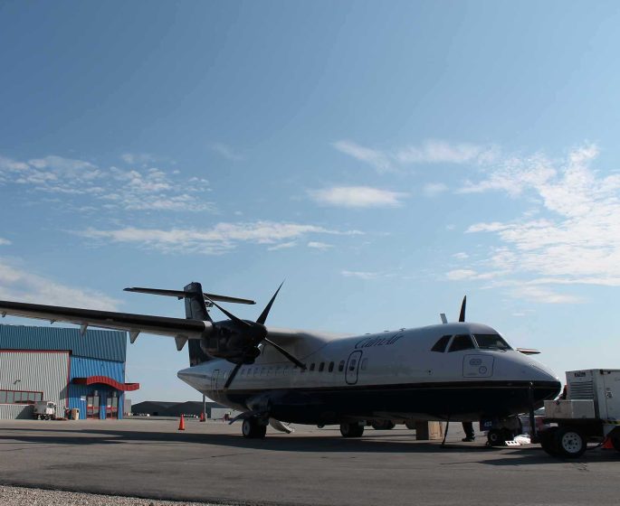 Un vuelo de Calm Air espera en la pista de Churchill.