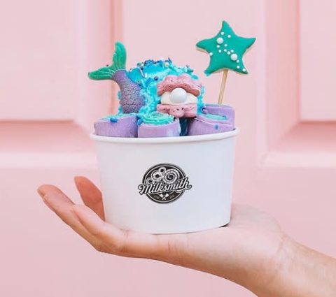 Une crème glacée fantaisie avec des friandises glacées aux formes amusantes (une étoile, une queue de poisson "éclaboussant" la crème glacée), de Milkshake Ice Cream.