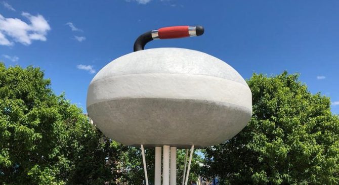Attraction routière à Arborg, Manitoba : Le plus grand rocher de curling du monde.