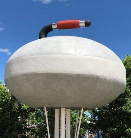 Atraksyon sa tabing daan sa Arborg, Manitoba: Ang pinakamalaking curling rock sa mundo.