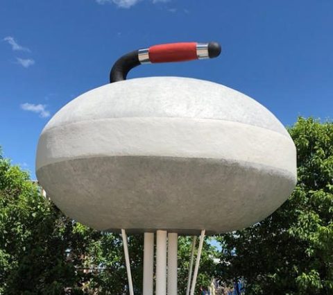 Attraction routière à Arborg, Manitoba : Le plus grand rocher de curling du monde.