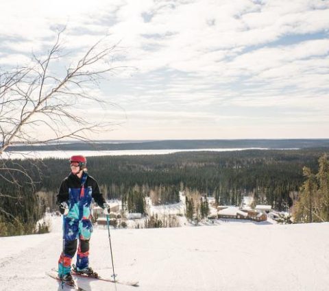 Une personne avec ski alpin est debout sur le sommet de Mystery Mountain, pente de ski alpin près de Thompson.