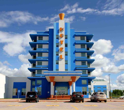 Photo de l'extérieur du South Beach Casino & Resort, un bâtiment art déco unique en son genre.