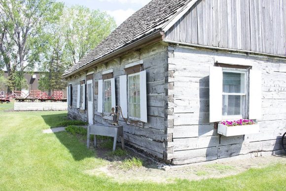 Lumang kahoy na bahay sa labas ng Pembina Threshermens Museum