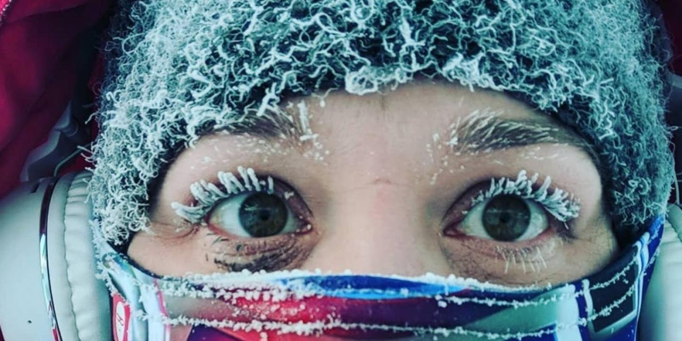 Primer plano de unas pestañas cubiertas de escarcha, también conocida como Máscara Manitoba