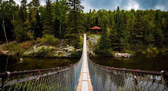 Vue de l'autre côté de la rivière, le long du pont suspendu de Pinawa.