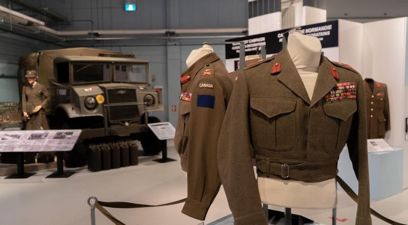 Blick auf einige Uniformen und einen Lastwagen aus dem RCA-Museum.
