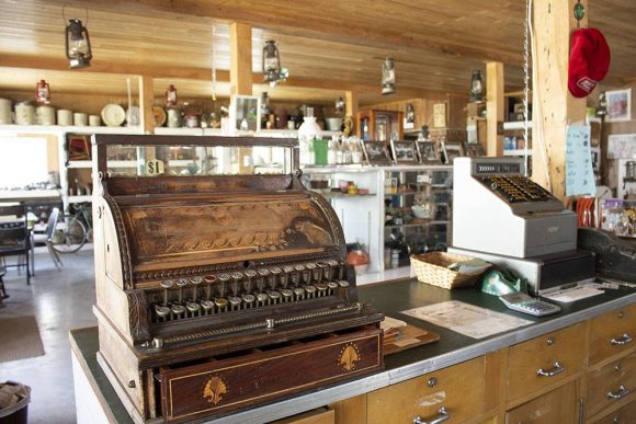 Isang lumang cash register sa tindahan sa Pembina Threshermen's Museum