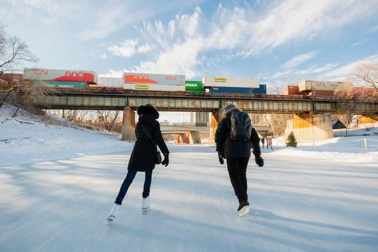 Deux personnes patinent sur le sentier mutuel de la rivière Rouge à La Fourche.