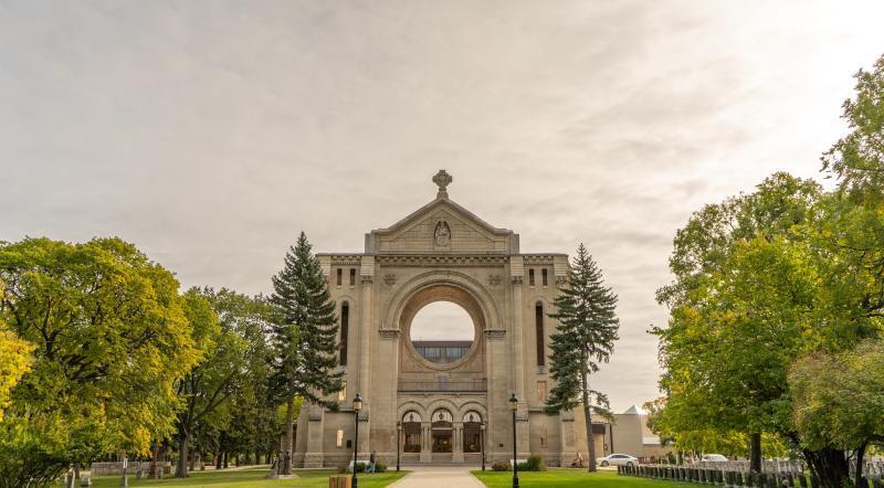 Catedral de San Bonifacio rodeada de verdes árboles.