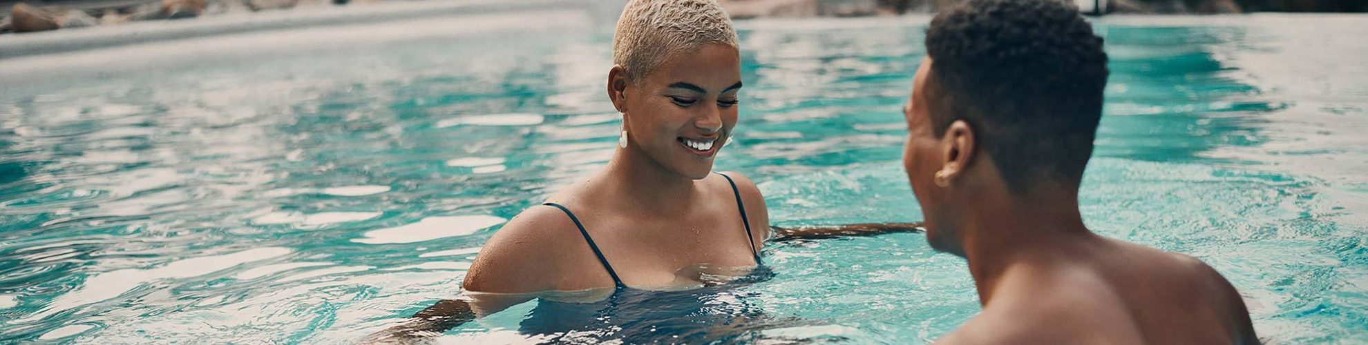 Two people enjoy an outdoor mineral pool at Thermea.