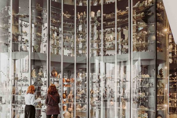 Dos personas contemplan la Bóveda Visible de arte inuit en Qaumajuq.